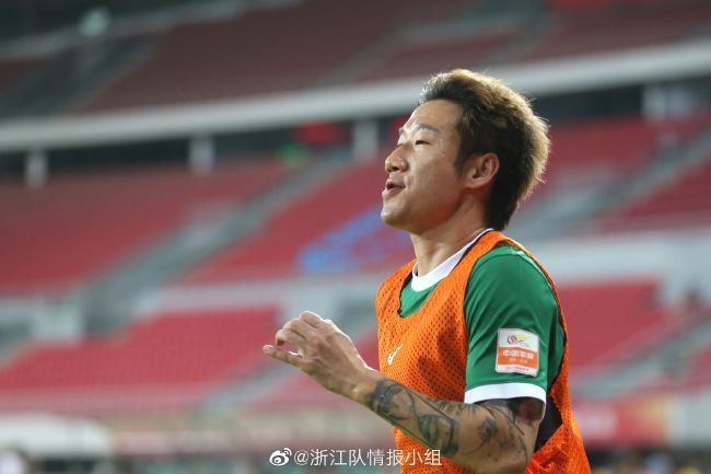 影片中，瘦弱宅男斯宾塞因为一次偶然陷入游戏世界，变身成为由巨石强森饰演的肌肉探险家斯莫德;勇石博士